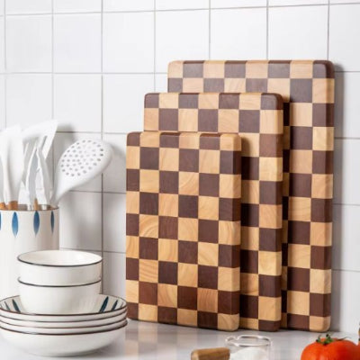 trois formats planches à découper bois damier debout comptoir