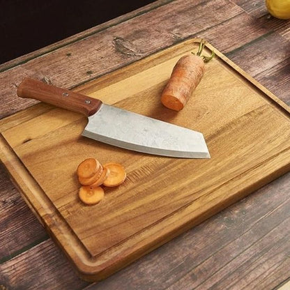 carotte coupée et couteau sur planche  à découper bois