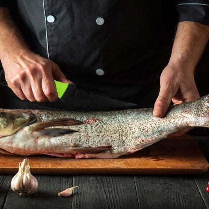 chef coupe avec couteau de cuisine poisson sur planche de bois