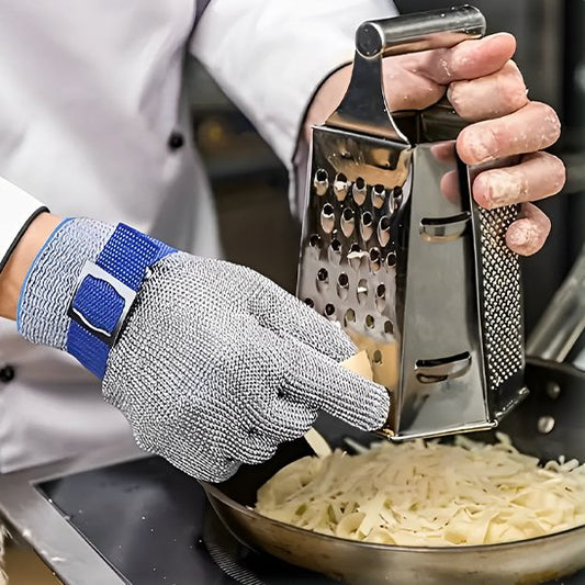 personne utilise gant anti coupure avec une râpe à fromage